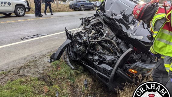 Federal Way officer seriously injured in crash