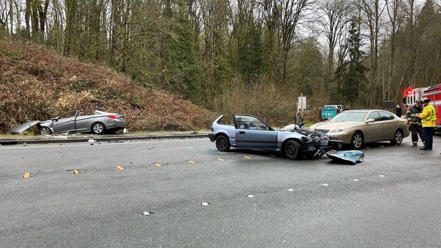 2 seriously injured in 3-vehicle Bellevue crash