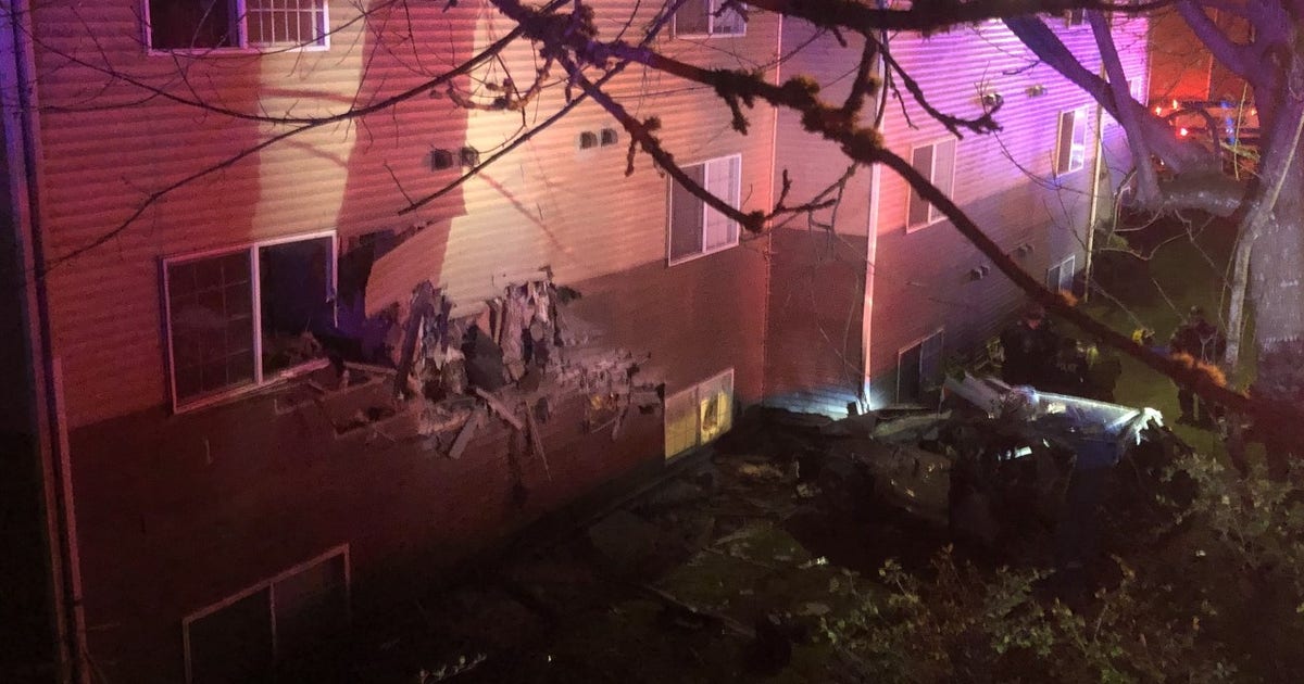 5 people hospitalized when car crashes into Kent apartment building ...