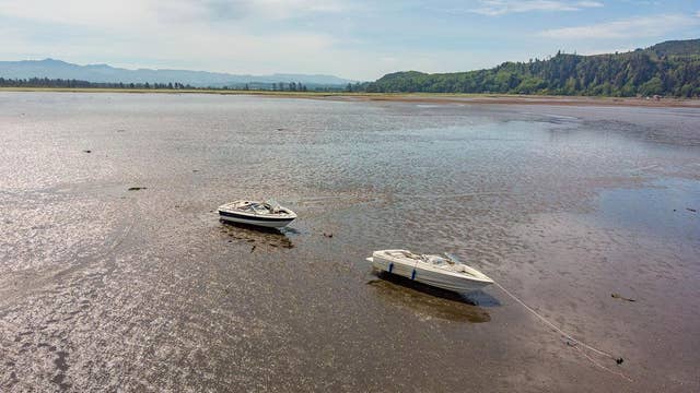 13 stranded when boats get stuck in the mud on Oregon Coast
