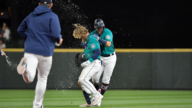 Mariners’ late magic continues, topple Rangers 5-4 in 10