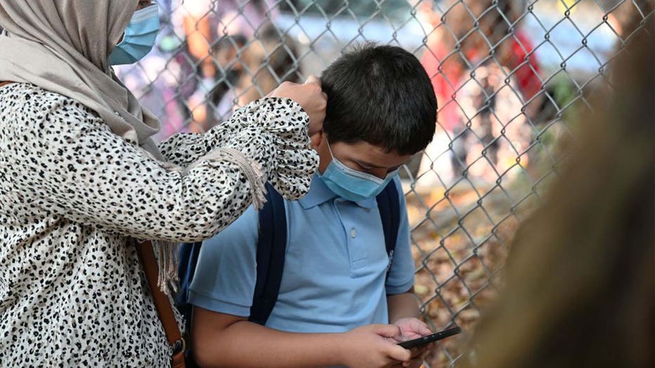 c8e5378f-Student wearing mask