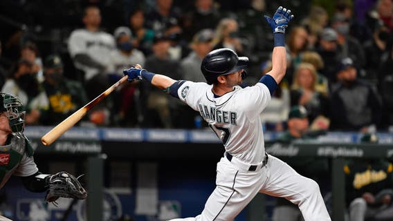 Haniger’s homer helps M’s beat A’s 4-2, close in wild card