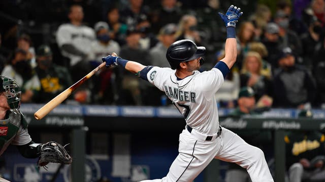 Haniger’s homer helps M’s beat A’s 4-2, close in wild card