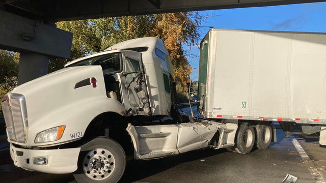 Crash semi truck blocking lanes of I-5 in Snohomish County