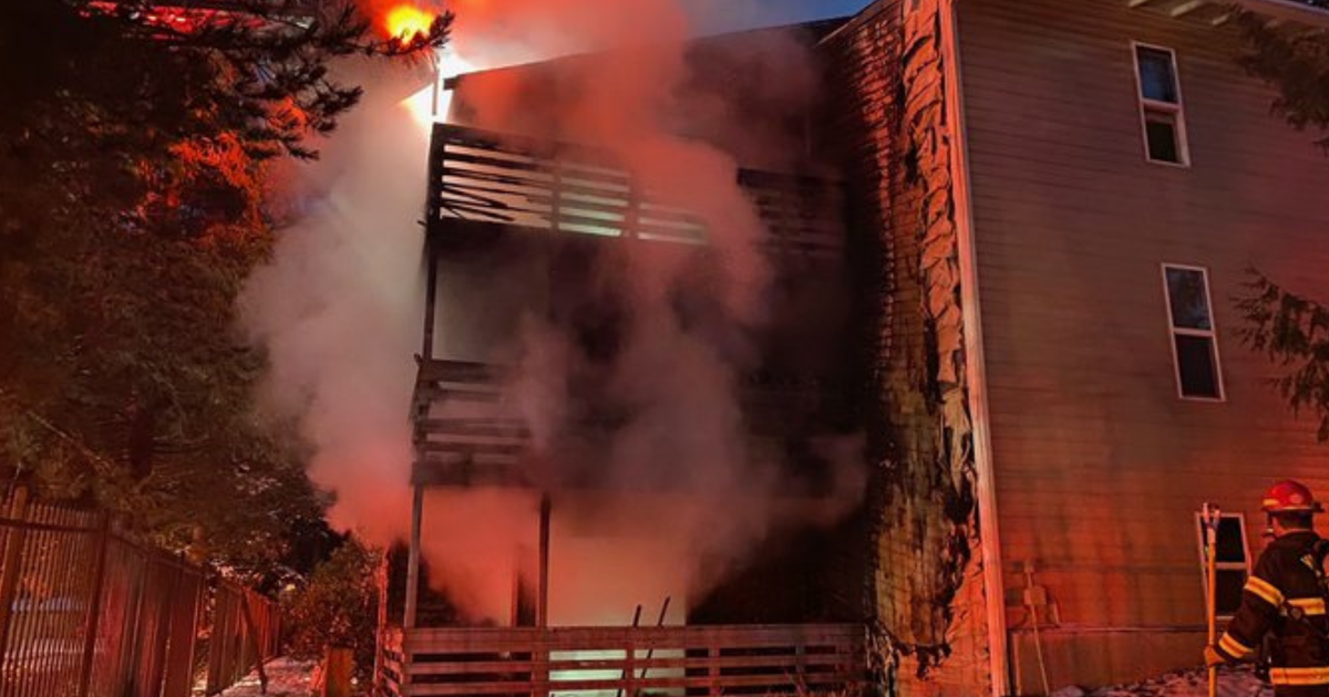 Kent apartment fire leaves families displaced | FOX 13 Seattle
