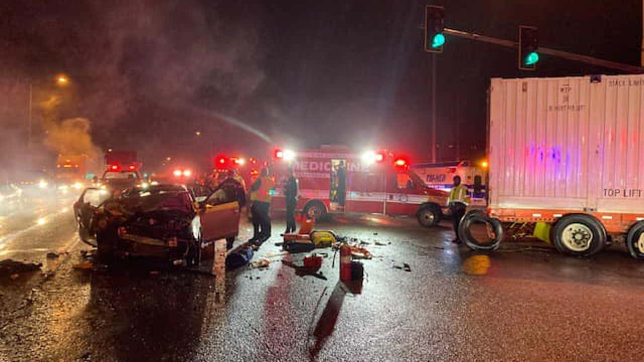 1 killed in crash involving semi-truck, vehicle in Auburn | FOX 13 Seattle