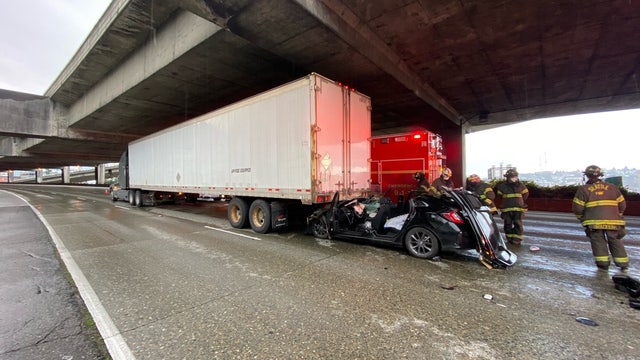 2 hurt in multi-car crash on I-5 express lanes in downtown Seattle