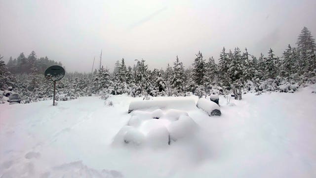Thousands remain without power amid Western WA snowfall