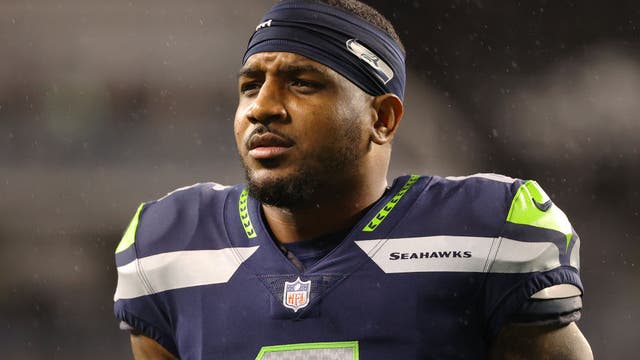 Seahawks' Diggs breaks right leg, dislocates ankle