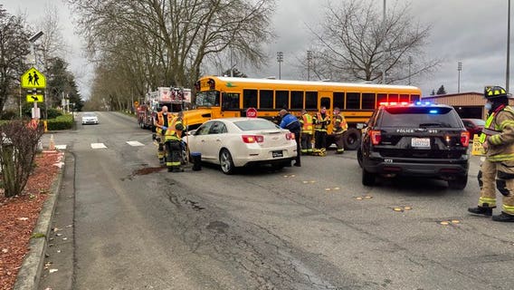 Driver leaves scene after bus crash in Tukwila
