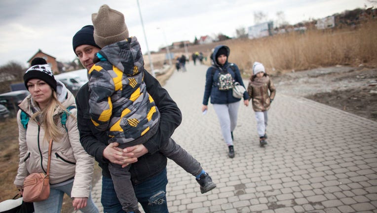 Ukrainan family evacuates country