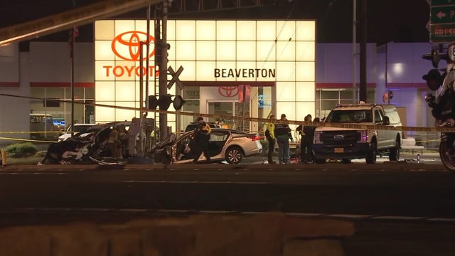 Crash kills 2 teenagers, injures 4 others including deputy in Oregon