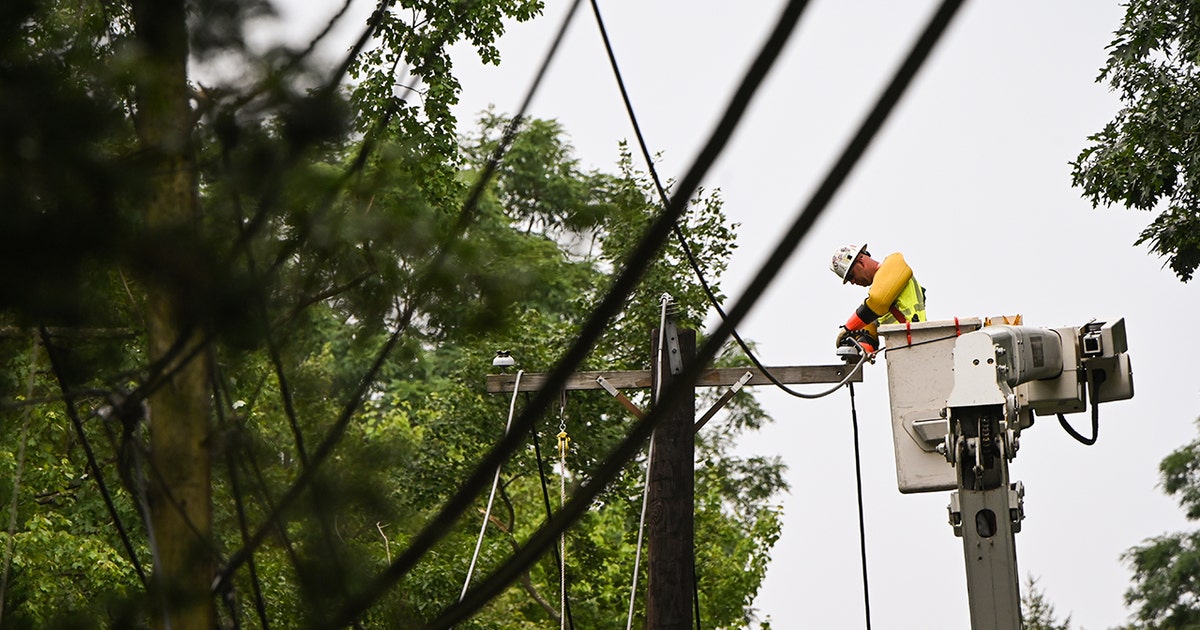 Over 50k lose power as strong winds hit western WA | FOX 13 Seattle