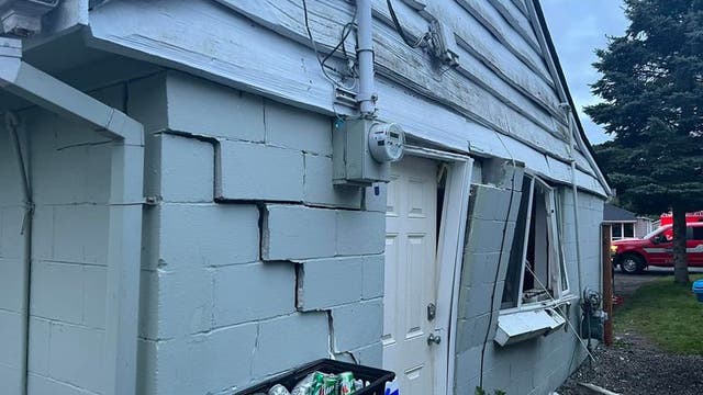 2 people severely burned in Shoreline house explosion