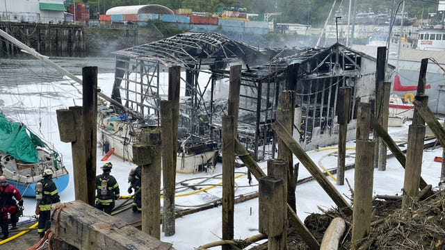 1 killed in Seattle boathouse fire