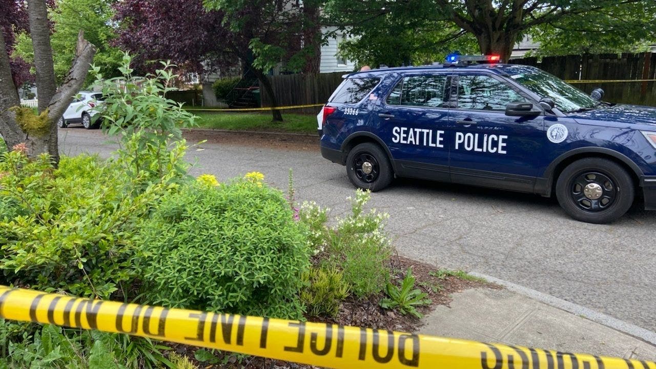 Seattle police seek tips after man found dead near Madison Park lot
