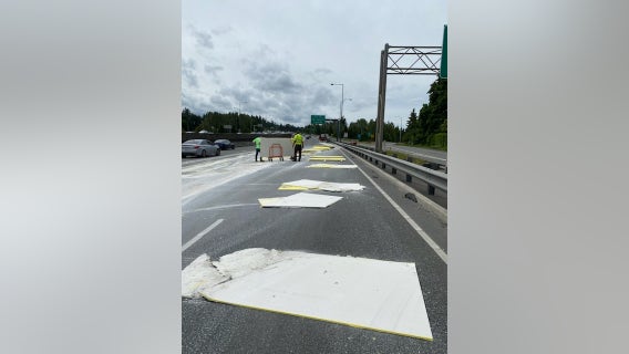 Southbound I-405 reopens near Kirkland following drywall spill