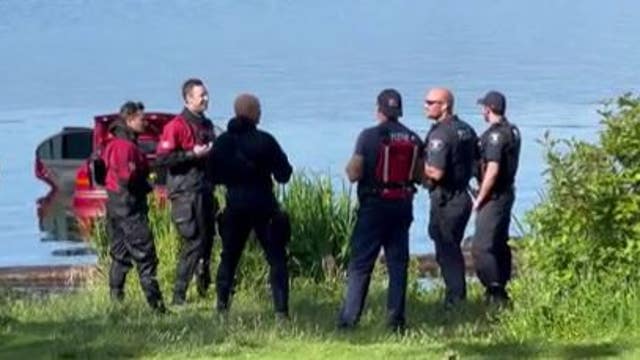 Firefighters rescue driver after car goes into Lake Washington