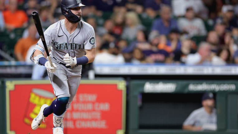 Mariners reach two-year contract with outfielder Jesse Winker
