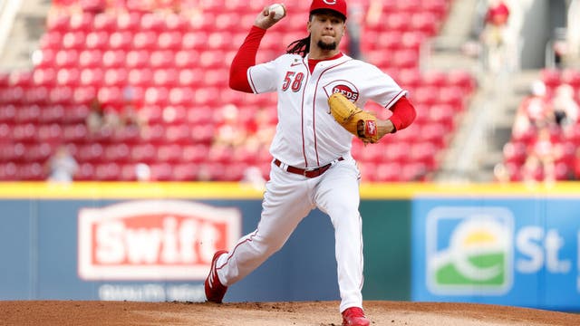 Mariners acquire All-Star starter Luis Castillo from Reds for four prospects