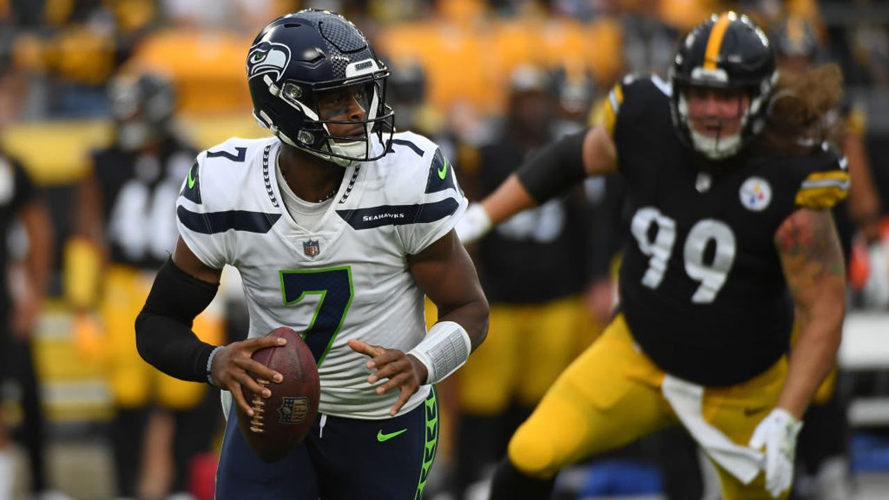 Pittsburgh Steelers defensive tackle Larry Ogunjobi (99) walks off of