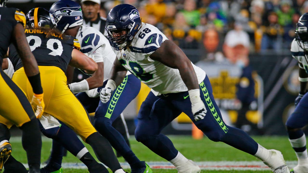 Seahawks starting offensive guard Damien Lewis suffers ankle injury in  preseason contest vs. Bears 