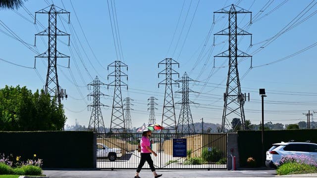 Power cuts possible for wildfire-prone WA residents over weekend near Chelan, Manson