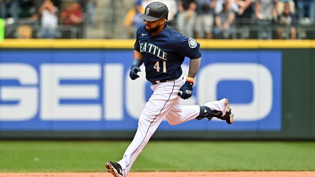 Santana’s homer rallies Seattle Mariners for 4-3 win over NY Yankees