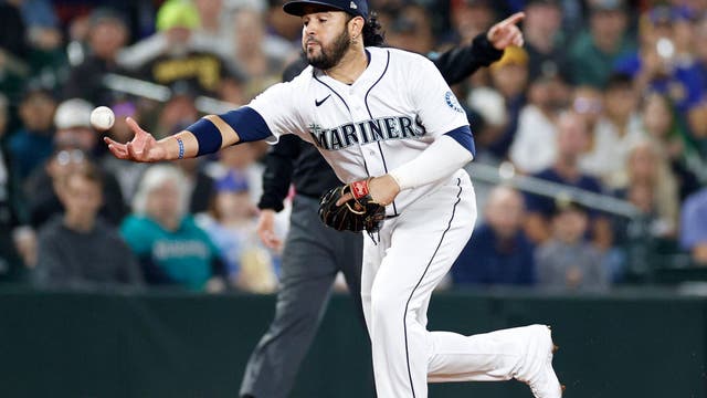 Mariners third baseman Eugenio Suárez placed on injured list with fractured finger
