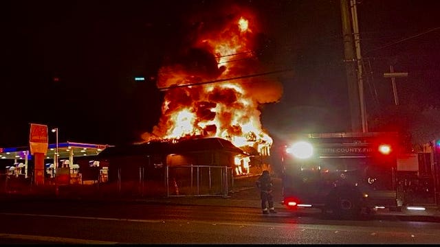 Fire rips through abandoned pizzeria in Lynnwood