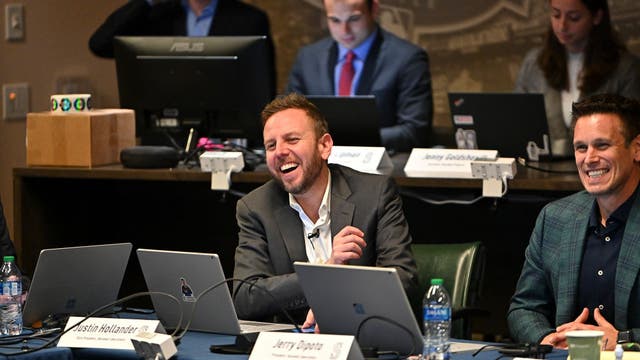 Mariners promote Justin Hollander to general manager