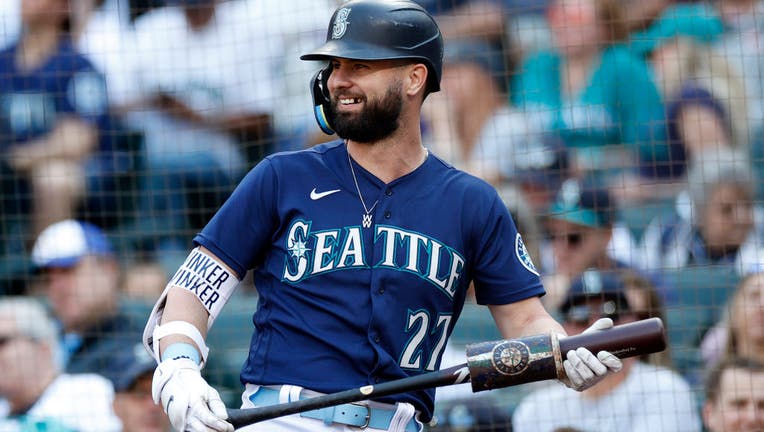 Mariners place outfielder Jesse Winker on injured list