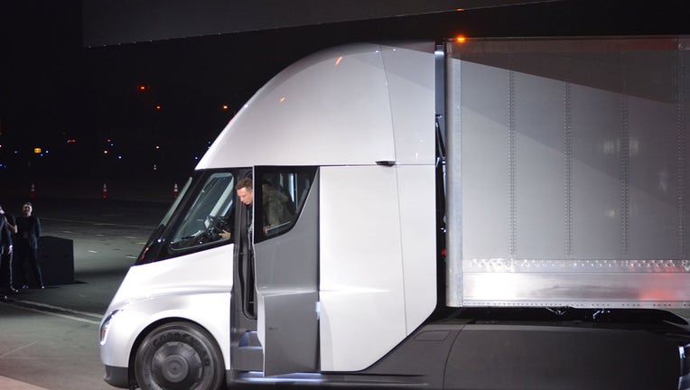 Elon Musk Announces Pepsi Will Receive Tesla S First Electric Semi Trucks This December Fox 13