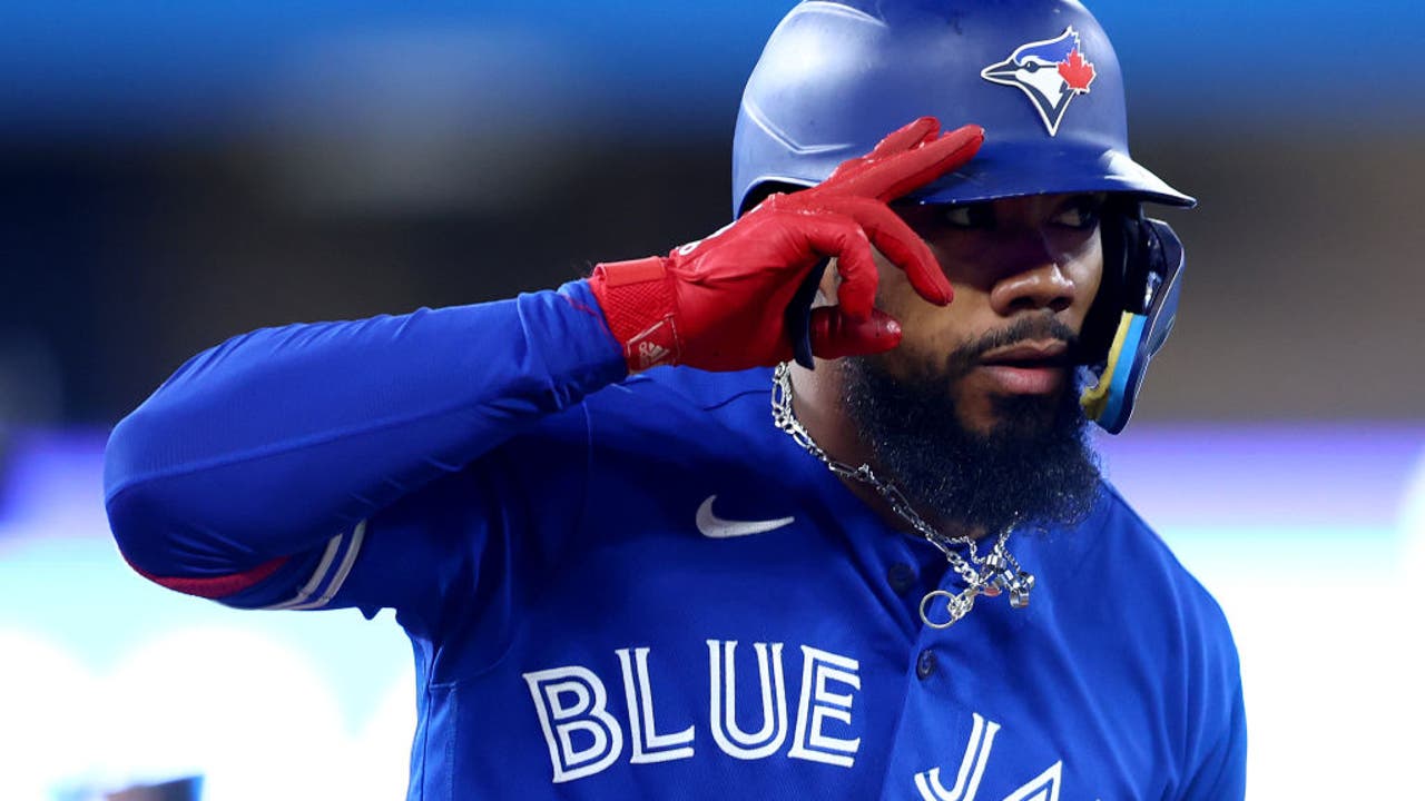 Mariners acquire OF Teoscar Hernández from Blue Jays | FOX 13 Seattle