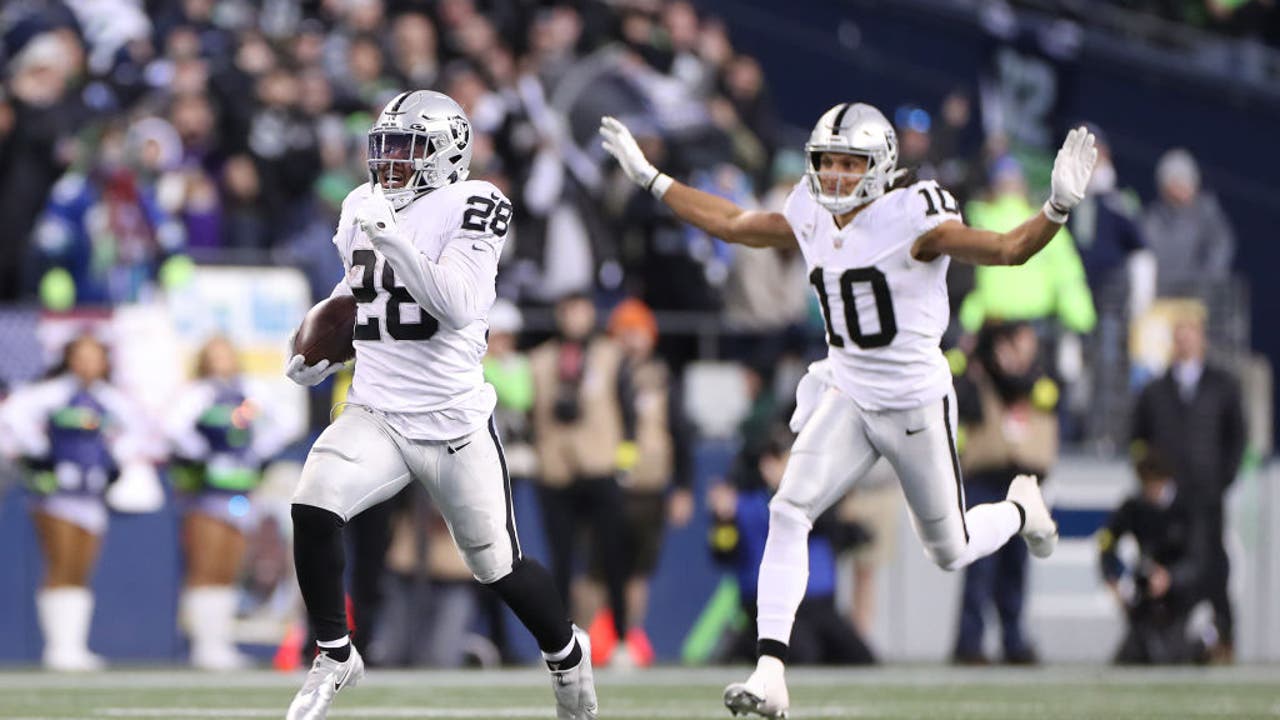 Josh Jacobs of the Las Vegas Raiders rushes with the ball against News  Photo - Getty Images