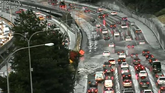 Traffic slows on northbound I-5 in Seattle amid freeway flooding