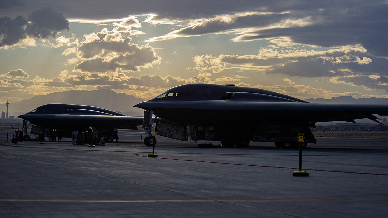 Super Bowl flyover thrills crowd around stadium in Tampa