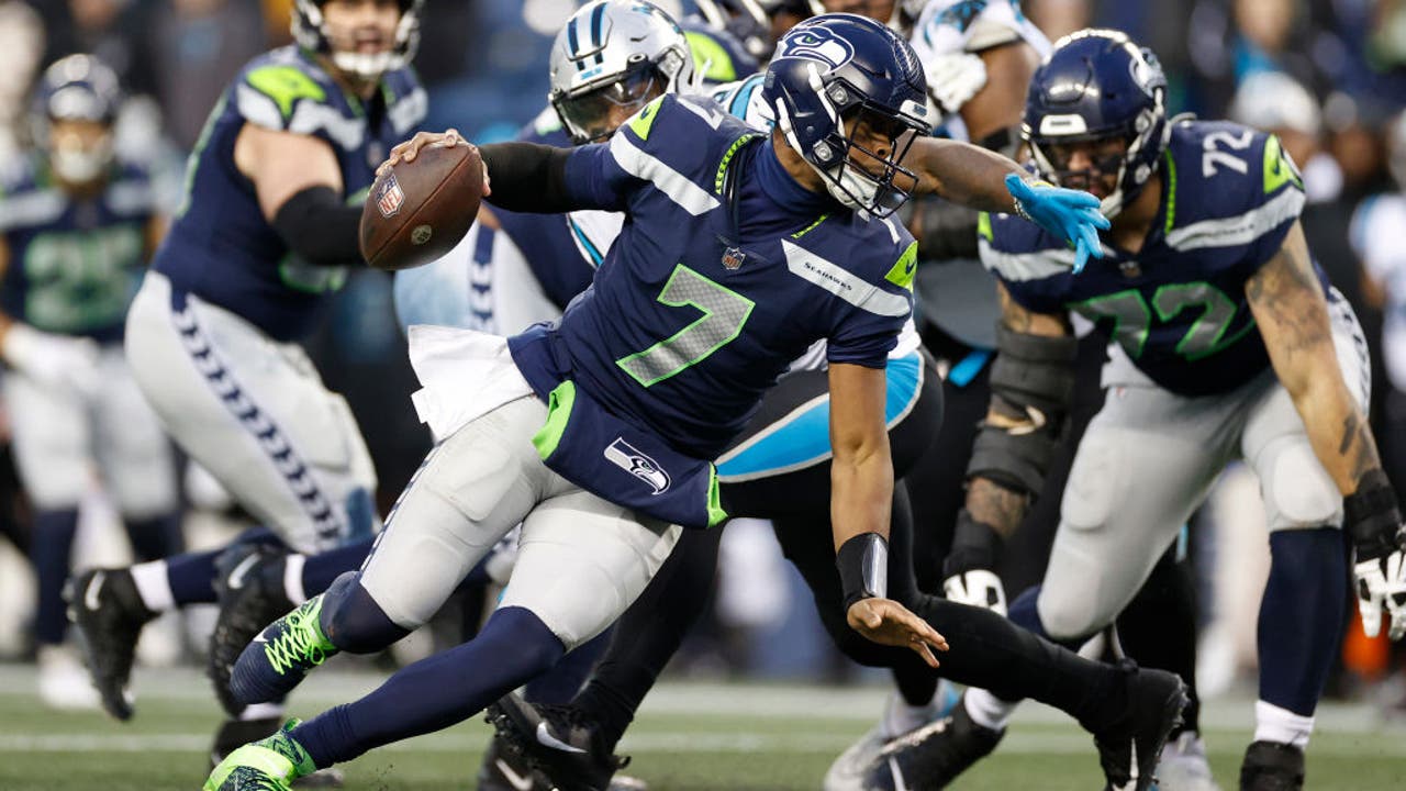 Kenneth Walker III sparks Seahawks in second half as Seattle pulls away to  beat Carolina 37-27, National