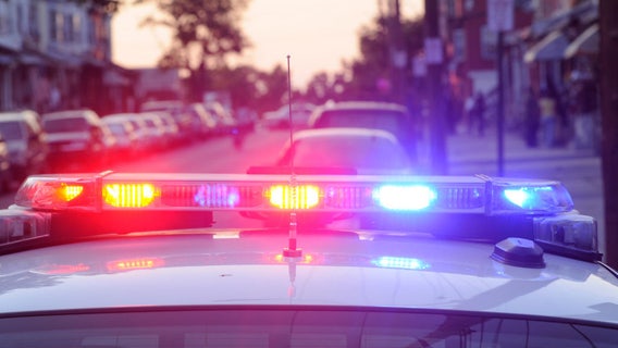 2 men arrested after security guard sees them breaking into Shoreline garage