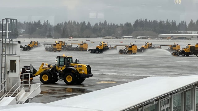Sea-Tac Airport runways close due to ice; hundreds of flights canceled throughout the day