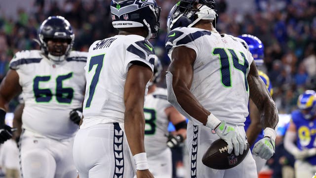 Geno Smith throws for career-high 367 yards, 3 TDs to carry Seahawks to 27-23 win over Rams