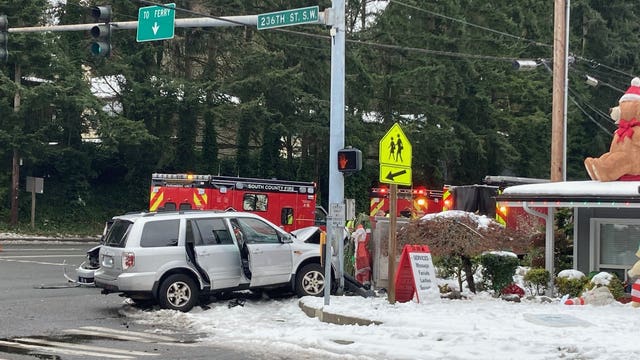 2 drivers, 2 pedestrians injured in Edmonds car crash