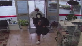 Federal Way Police looking for two suspects who robbed nail salon at gunpoint
