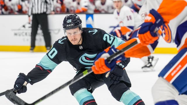 Eeli Tolvanen scores in debut with Seattle, Kraken beat Islanders 4-1