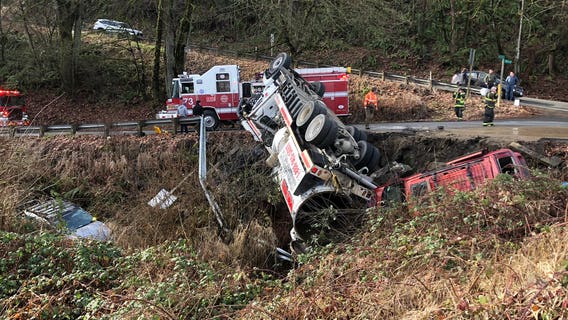 Road closed after 2 cars, commercial truck crash near Federal Way
