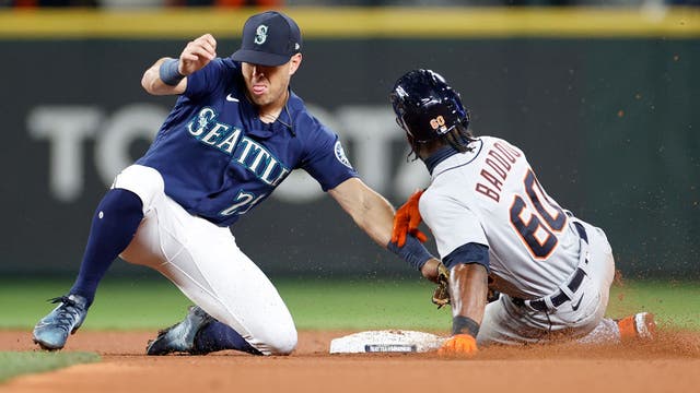 Report: Mariners, Dylan Moore agree to three-year deal