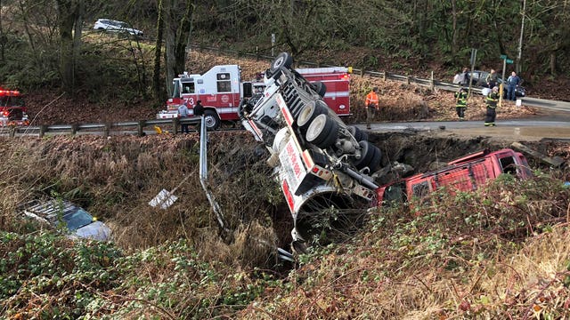 Road closed after 2 cars, commercial truck crash near Federal Way
