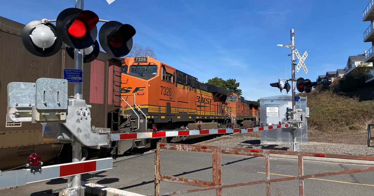 1 dead after being hit, killed by a train in Bellingham | FOX 13 Seattle