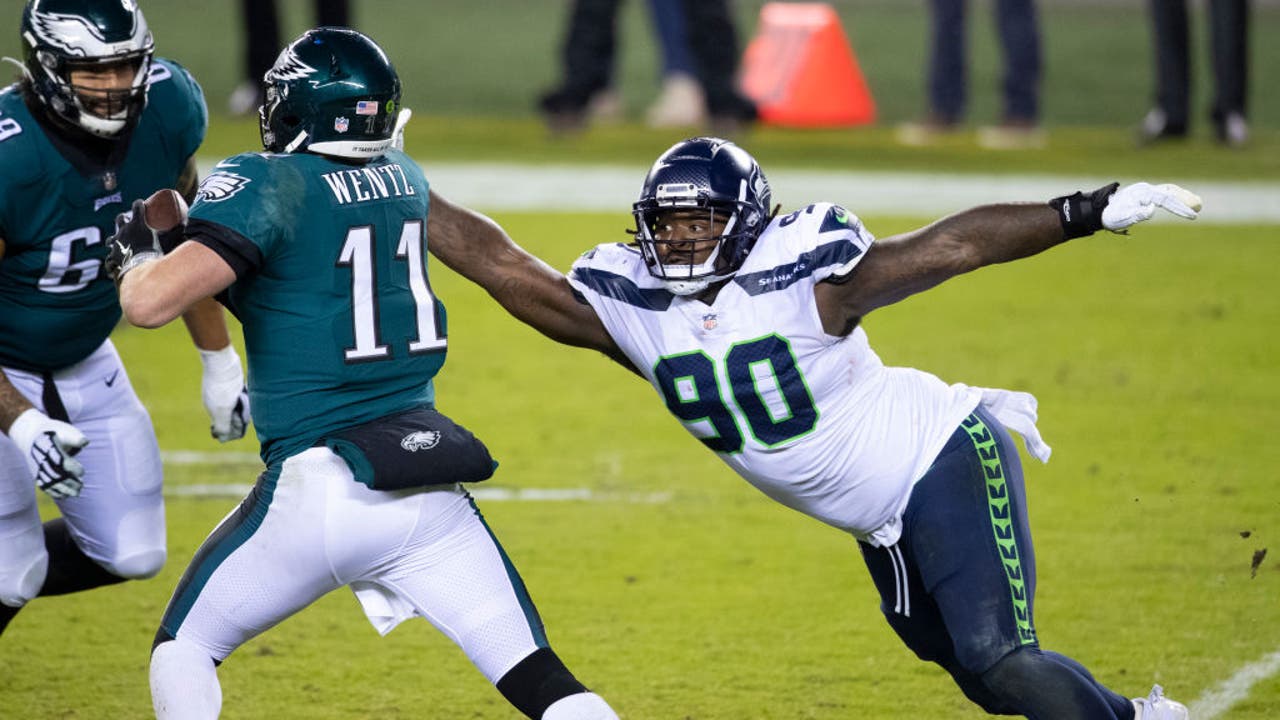 Defensive tackle Cortez Kennedy of the Seattle Seahawks looks on News  Photo - Getty Images